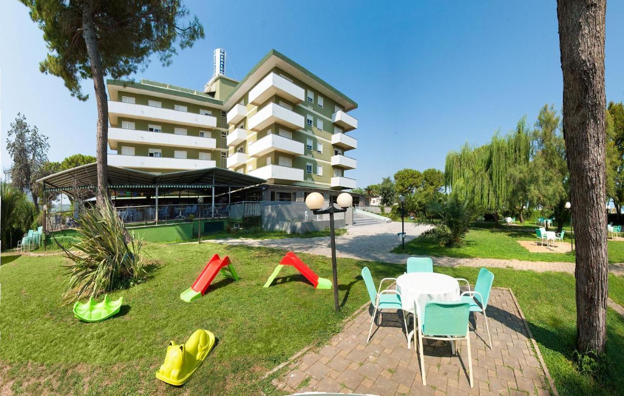 Hotel Smeraldo Giulianova Exterior foto
